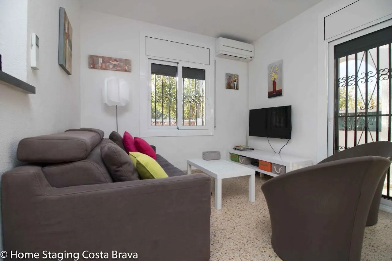 137- Empurialola-Casa De Vacaciones Con Piscina Privada En إمبوريابرافا بيت للعطل