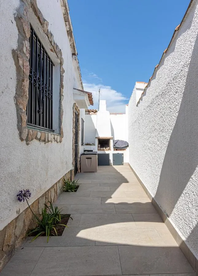 137- Empurialola-Casa De Vacaciones Con Piscina Privada En إمبوريابرافا بيت للعطل