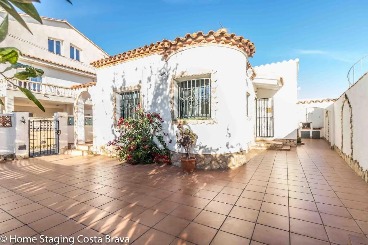 137- Empurialola-Casa De Vacaciones Con Piscina Privada En إمبوريابرافا 0*,